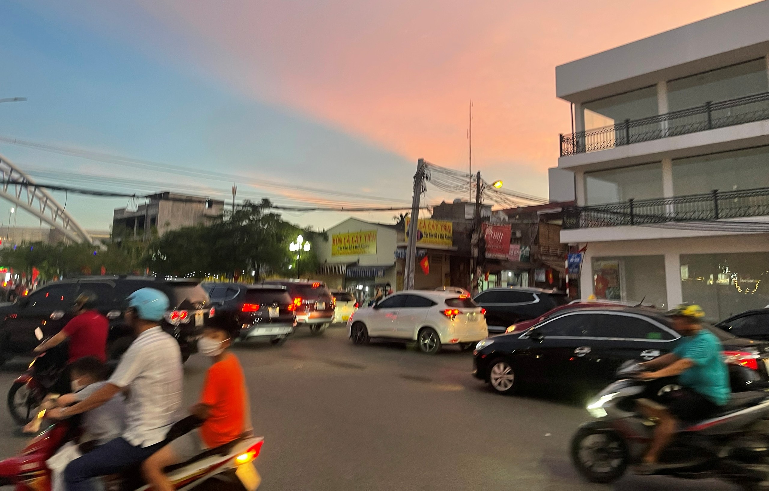 Lực lượng chức năng cần phối hợp giải quyết lộn xộn, ùn tắc tại ngã 5 Hồ Sen - Chợ Hàng – Đường Thuyết